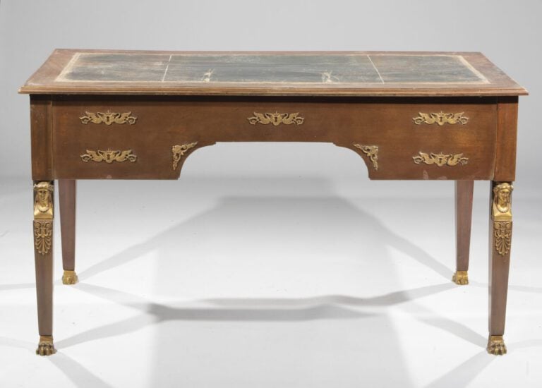 Grand bureau en placage d'acajou de style Empire ; cinq tiroirs en ceinture, de…