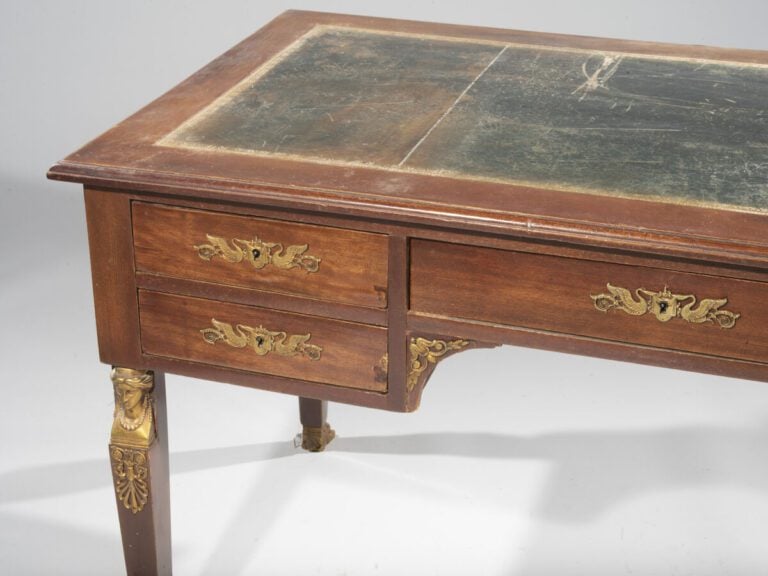 Grand bureau en placage d'acajou de style Empire ; cinq tiroirs en ceinture, de…