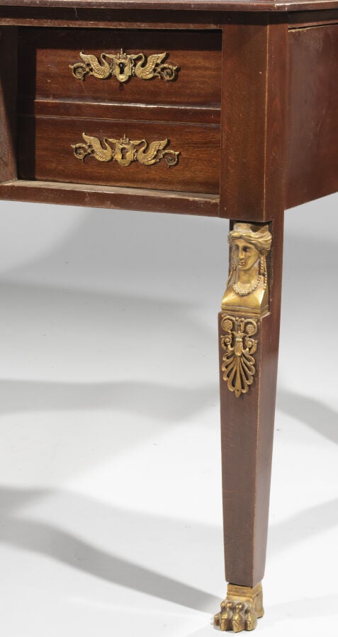 Grand bureau en placage d'acajou de style Empire ; cinq tiroirs en ceinture, de…