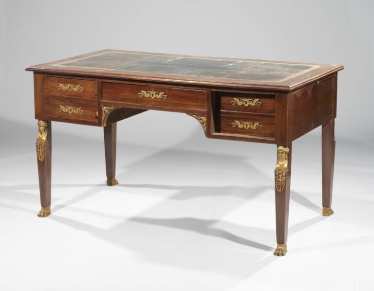 Grand bureau en placage d'acajou de style Empire ; cinq tiroirs en ceinture, de…
