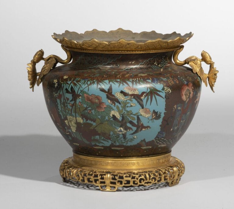 Grand cache-pot en cloisonné. Chine . à décor de fleurs de pivoine et de sages…