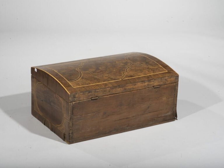 Grand coffret en bois de placage à décor de filets de bois clairs ouvrant par u…