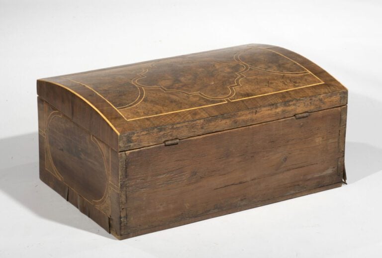 Grand coffret en bois de placage à décor de filets de bois clairs ouvrant par u…