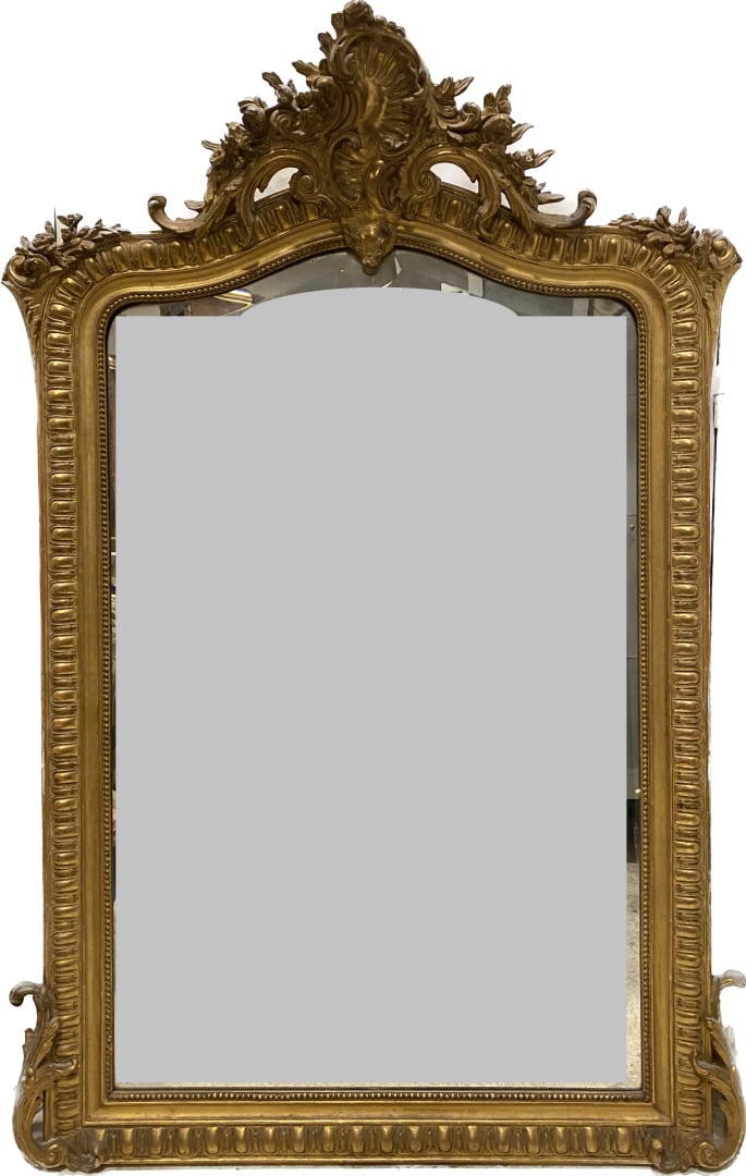 Grand miroir rectangulaire en bois et stuc doré à décor de frises de perles et…