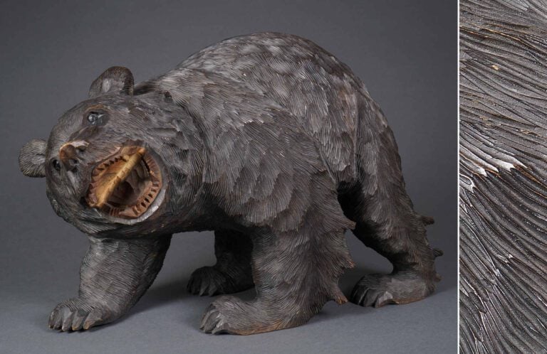 GRAND OKIMONO EN BOIS SCULPTE A L'EFFIGIE D'UN OURS PASSANT - Japon, Période Sh…