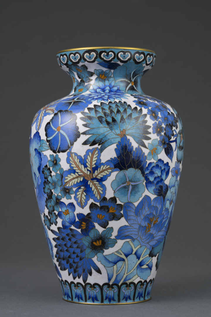 GRAND VASE EN EMAUX CLOISONNES SUR CUIVRE - Chine, Epoque XXe siècle - A riche…