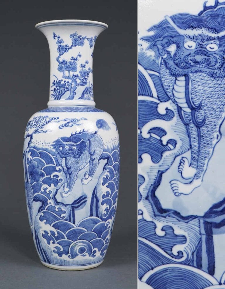 GRAND VASE EN FORME DE QUEUE DE PHENIX EN PORCELAINE BLEU BLANC, FENGWEIZUN - C…
