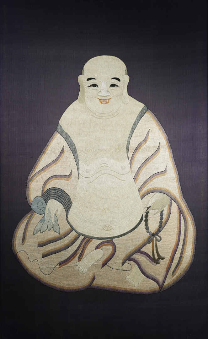 GRANDE BRODERIE SUR TISSU NOIR DONNANT A VOIR MILEFO / PUSA / MAITREYA - Chine,…