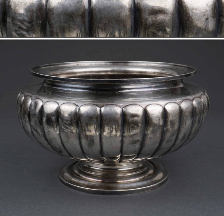 GRANDE COUPE EN ARGENT GODRONNEE A L'IMITATION D'UN CHRYSANTHEME, PAR SUZUYO -…