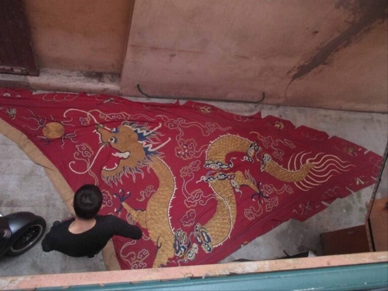 GRANDE ET IMPORTANTE BANNIERE EN SATIN DE SOIE ROUGE BRODE D'UN DRAGON - Chine,…