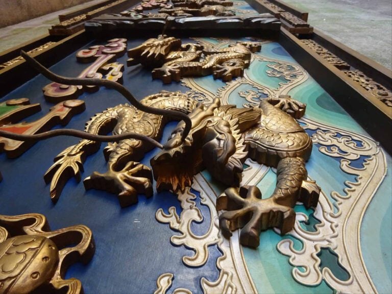 GRANDE ET SPECTACULAIRE FRISE DECORATIVE EN BOIS POLYCHROME A DECOR DE NEUF DRA…