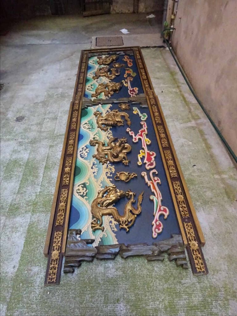 GRANDE ET SPECTACULAIRE FRISE DECORATIVE EN BOIS POLYCHROME A DECOR DE NEUF DRA…