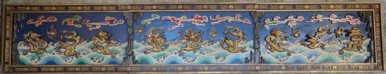GRANDE ET SPECTACULAIRE FRISE DECORATIVE EN BOIS POLYCHROME A DECOR DE NEUF DRA…