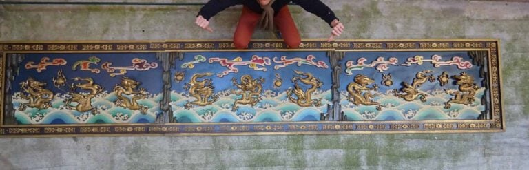 GRANDE ET SPECTACULAIRE FRISE DECORATIVE EN BOIS POLYCHROME A DECOR DE NEUF DRA…