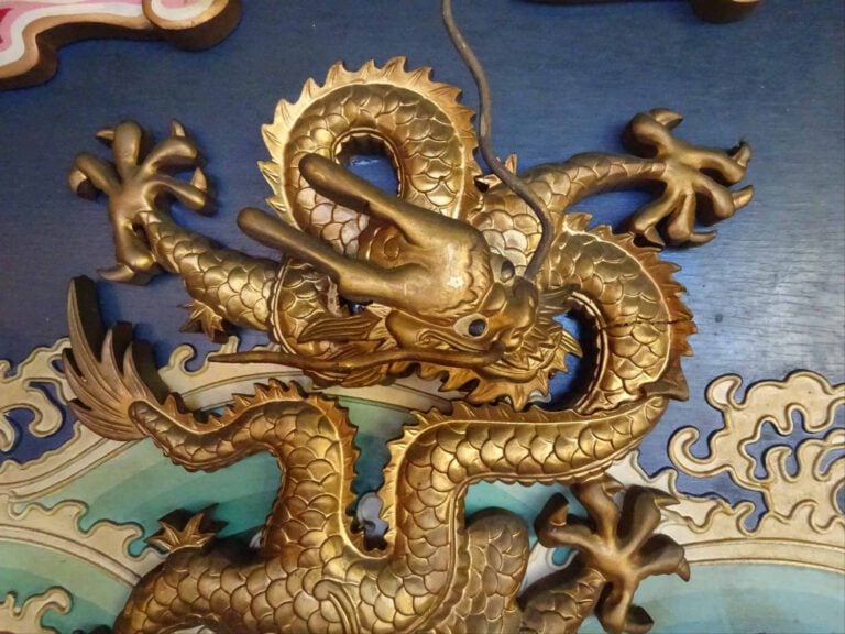 GRANDE ET SPECTACULAIRE FRISE DECORATIVE EN BOIS POLYCHROME A DECOR DE NEUF DRA…