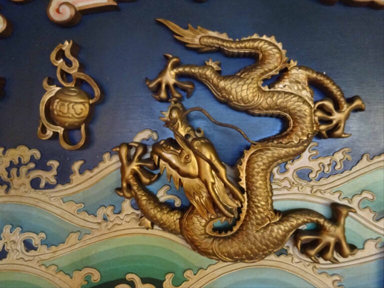 GRANDE ET SPECTACULAIRE FRISE DECORATIVE EN BOIS POLYCHROME A DECOR DE NEUF DRA…
