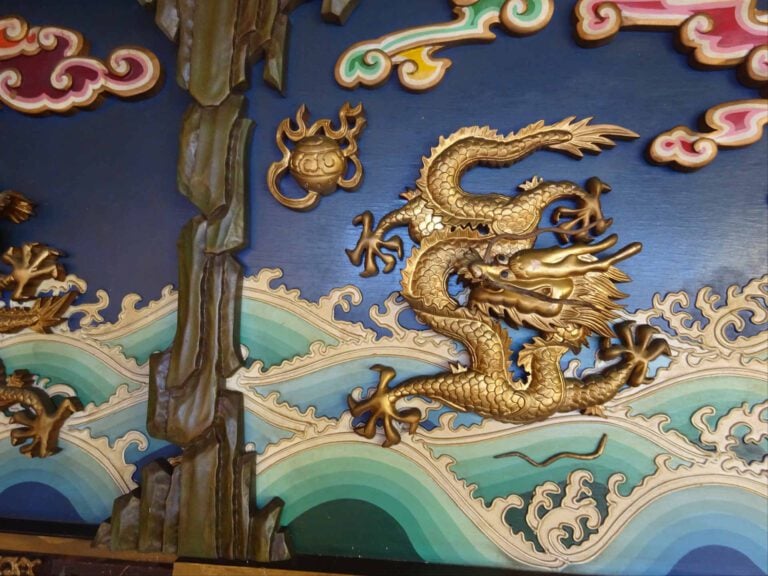 GRANDE ET SPECTACULAIRE FRISE DECORATIVE EN BOIS POLYCHROME A DECOR DE NEUF DRA…