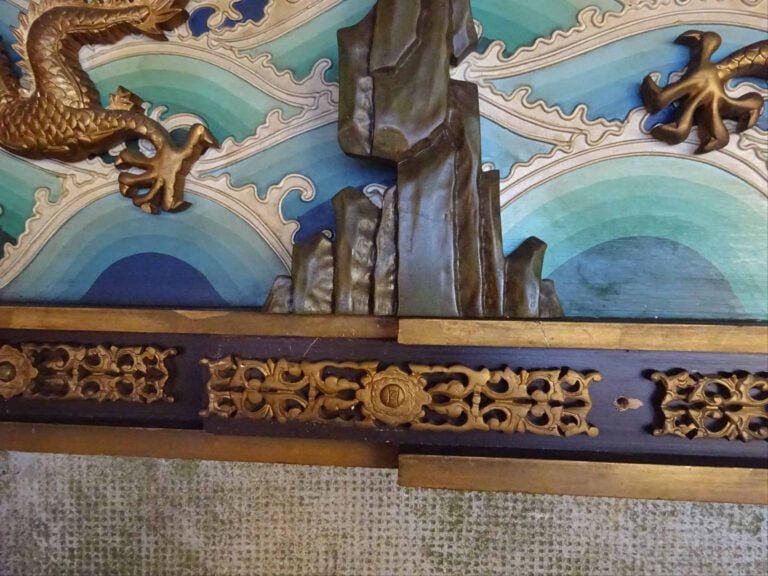 GRANDE ET SPECTACULAIRE FRISE DECORATIVE EN BOIS POLYCHROME A DECOR DE NEUF DRA…