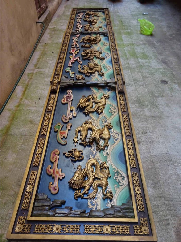 GRANDE ET SPECTACULAIRE FRISE DECORATIVE EN BOIS POLYCHROME A DECOR DE NEUF DRA…