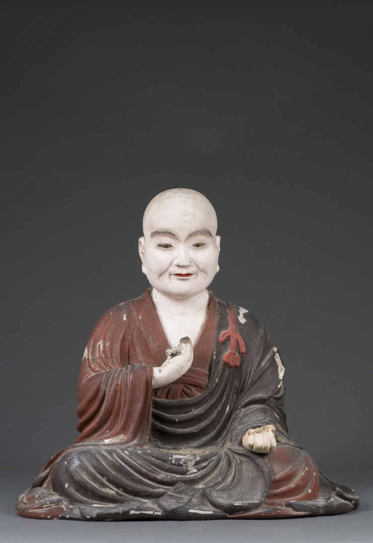 GRANDE SCULPTURE DE MOINE / LOHAN ASSIS EN BOIS POLYCHROME - Japon, Epoque XIXe…
