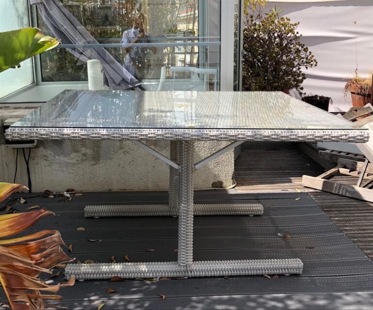 Grande table de jardin façon rotin laqué blanc, dessus verre. Etat d'usage. [te…