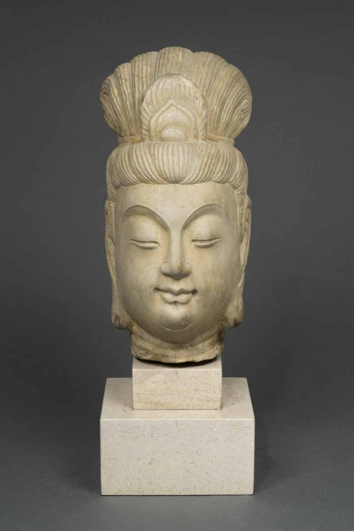 GRANDE TETE DE LA DEESSE DE LA COMPASSION EN PIERRE MARMOREENNE SCULPTEE, GUANY…