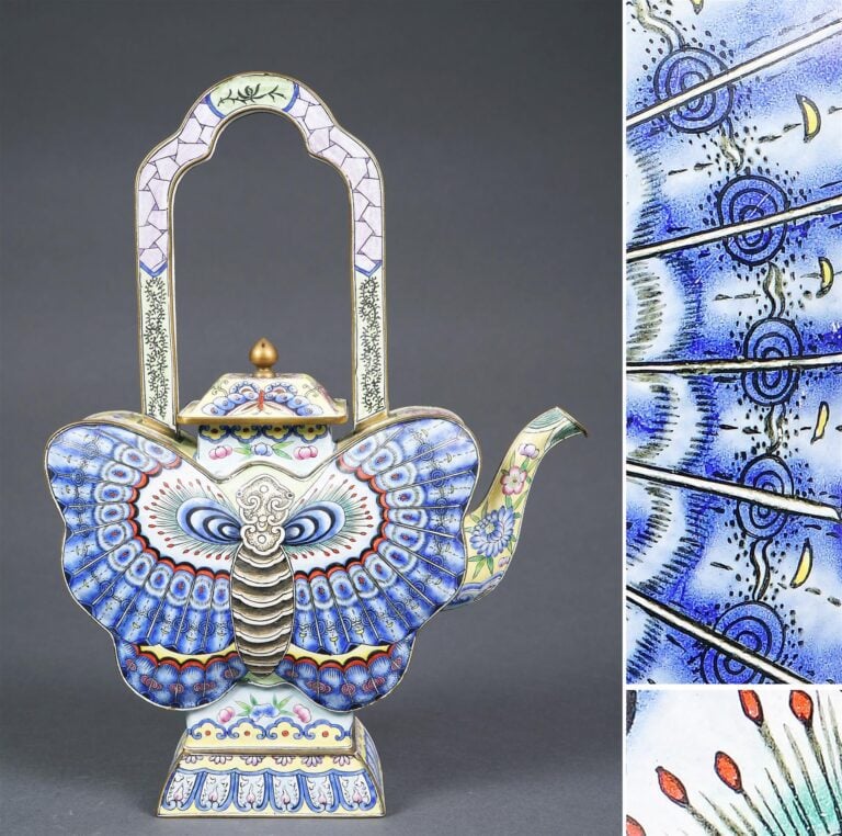 GRANDE THEIERE EN EMAUX PEINTS SUR CUIVRE DE CANTON A L'IMITATION D'UN PAPILLON…