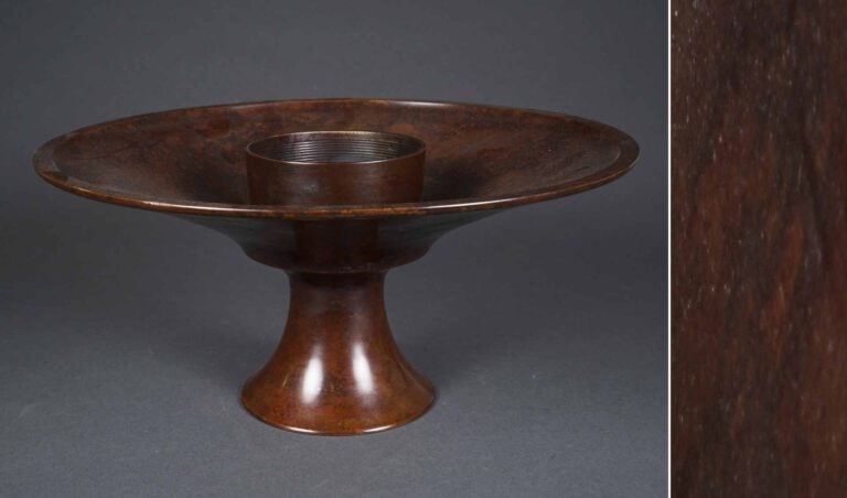GRANDE VAISSELLE ARCHAISANTE SUR PIEDOUCHE EN BRONZE A PATINE ORANGEE, USUBATA…