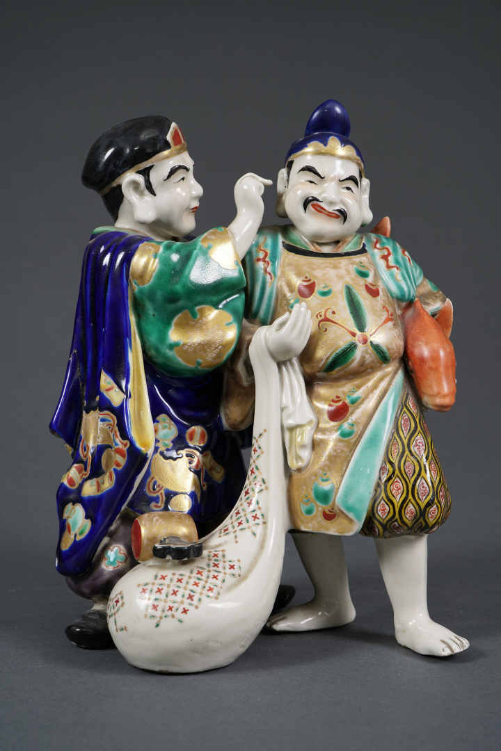 GROUPE EN PORCELAINE DE KUTANI MOULEE A L'EFFIGIE D'EBISU PORTANT CARPE ET BOUR…