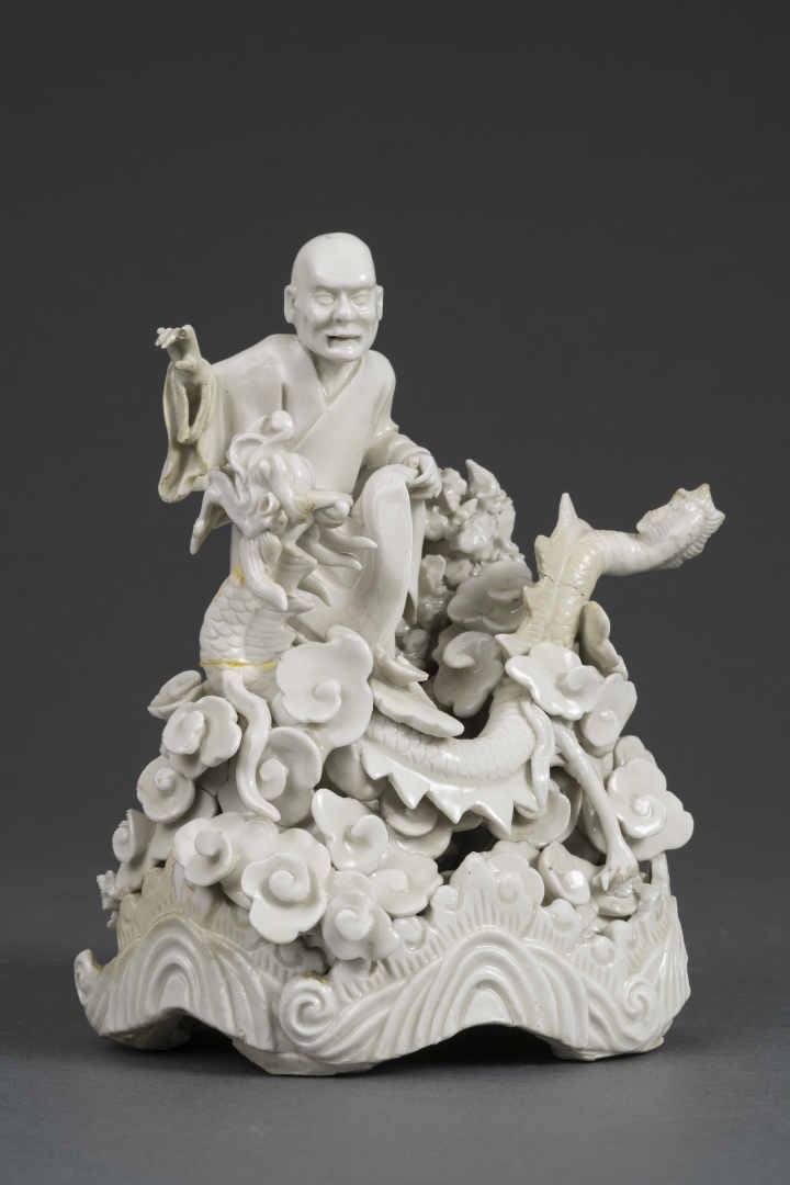 GROUPE EN PORCELAINE EMAILLEE " BLANC DE CHINE " MOULEE A L'EFFIGIE DU LOHAN NA…