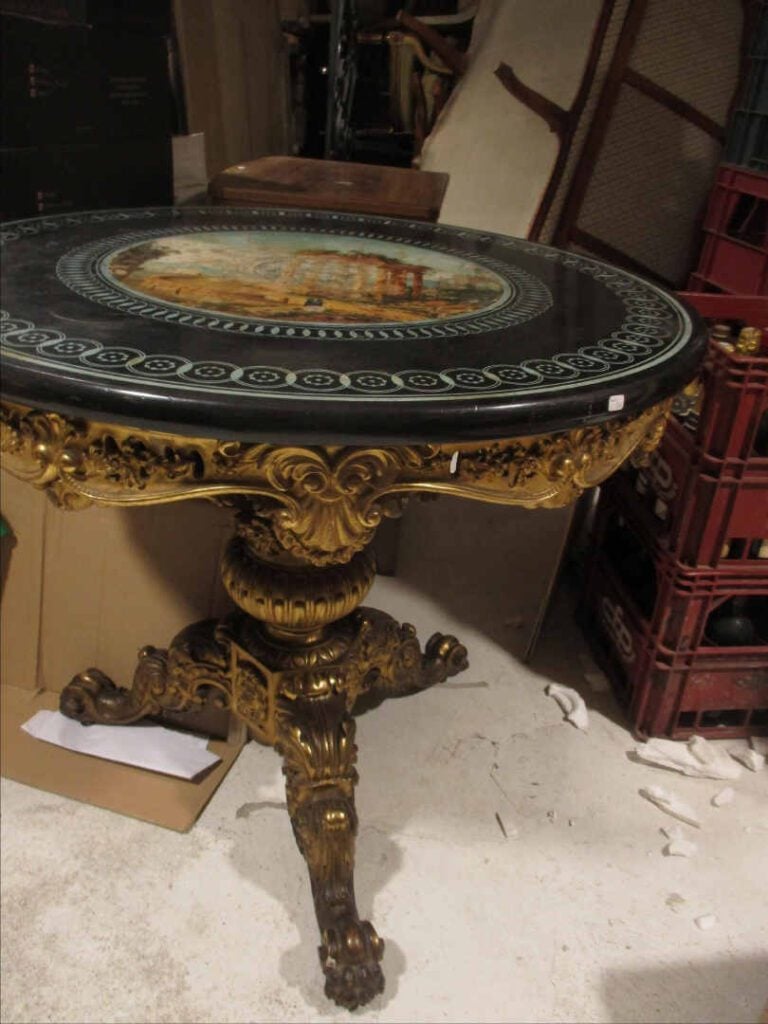 Guéridon en bois stuqué doré, pieds griffes et décor de style rocaille. Plateau…