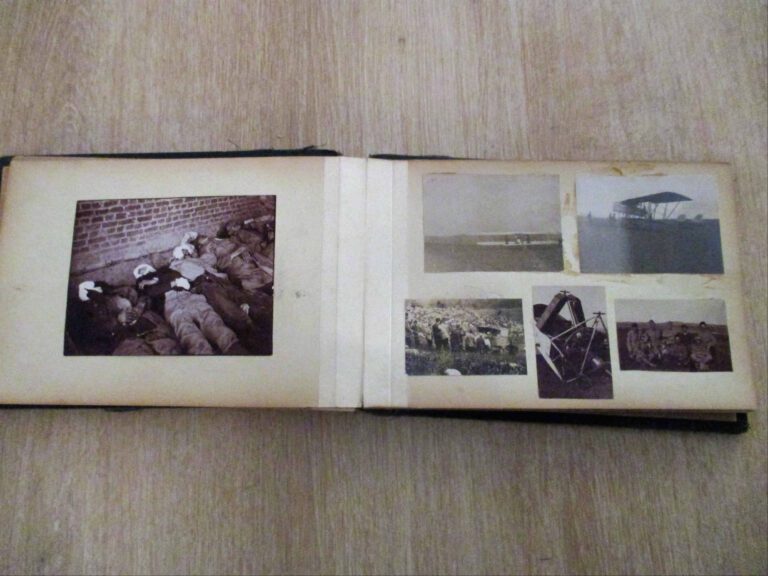 GUERRE DE 1914-1918. Album in-8 oblong (14 x 20 cm), reliure cassée, contenant…