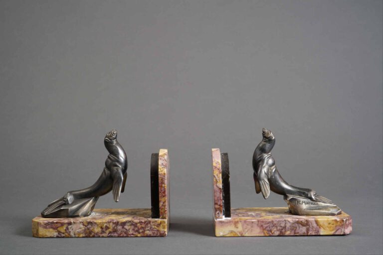 H. MOREAU (XXe siècle) - Paire de serres-livres en bronze argenté représentant…
