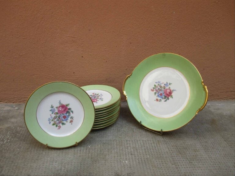HAVILAND - LIMOGES - Ensemble comprenant un plat et 11 assiettes à dessert à mo…