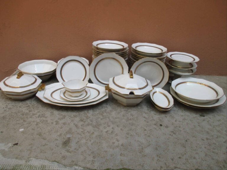 HAVILAND - LIMOGES - Partie de service en porcelaine comprenant 74 pièces dont:…