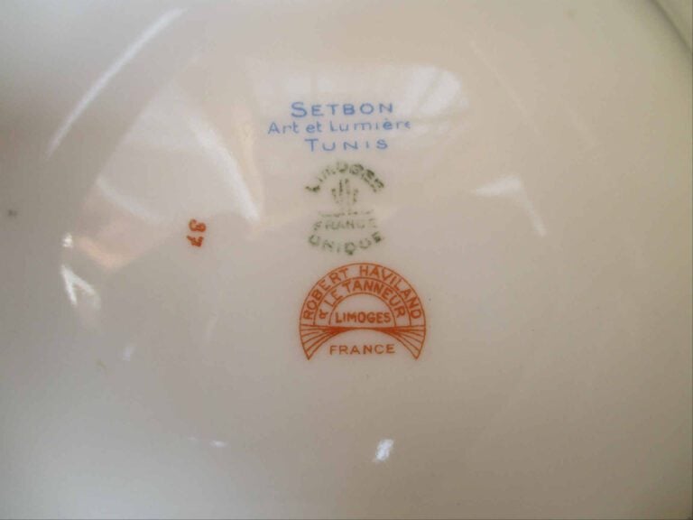HAVILAND - LIMOGES - Partie de service en porcelaine comprenant 74 pièces dont:…