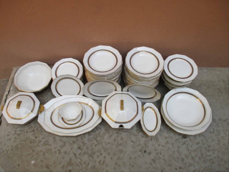 HAVILAND - LIMOGES - Partie de service en porcelaine comprenant 74 pièces dont:…