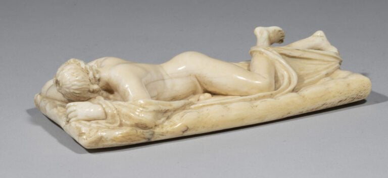 Hermaphrodite en ivoire sculpté. Endormi sur un matelas capitonné, l'Hermaphrod…