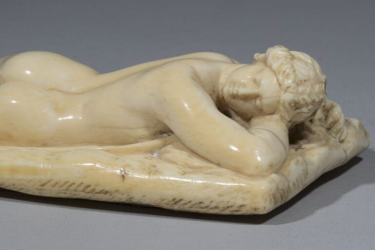 Hermaphrodite en ivoire sculpté. Endormi sur un matelas capitonné, l'Hermaphrod…