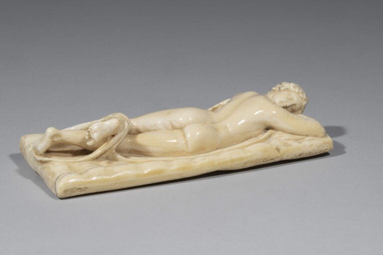 Hermaphrodite en ivoire sculpté. Endormi sur un matelas capitonné, l'Hermaphrod…