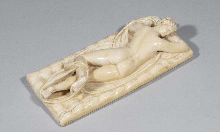 Hermaphrodite en ivoire sculpté. Endormi sur un matelas capitonné, l'Hermaphrod…