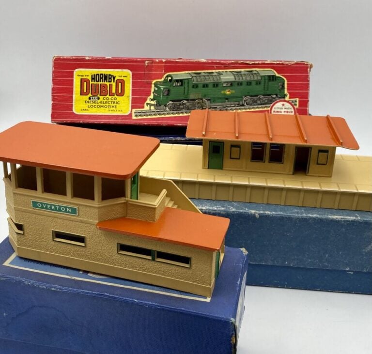 Hornby Dublo lot de 5 pièces en BO: loco diesel CO - CO ref 2232, pont. Métal b…