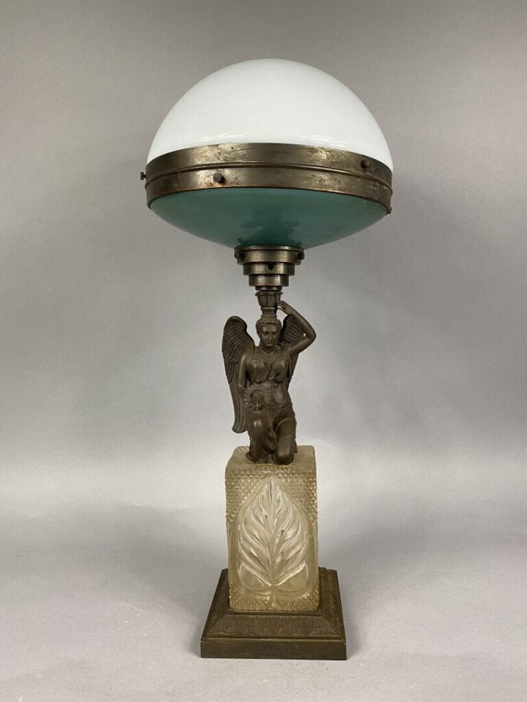 ILRIN - Lampe en régule patiné ornée d'une allégorie de la Paix posant sur un s…