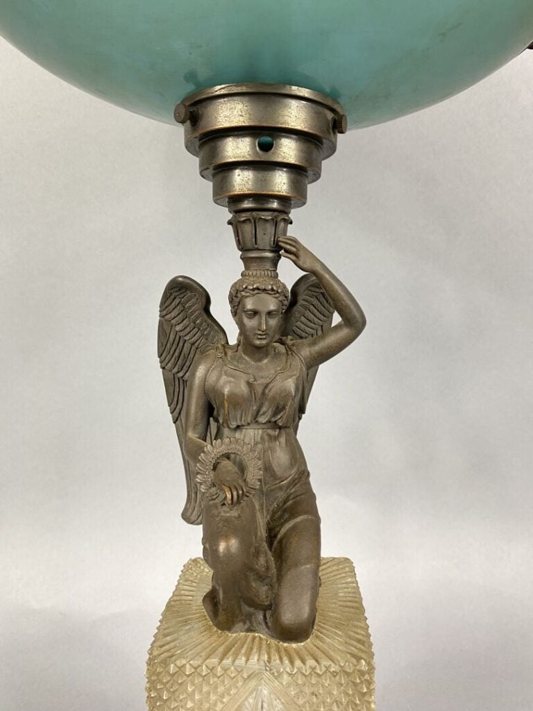 ILRIN - Lampe en régule patiné ornée d'une allégorie de la Paix posant sur un s…