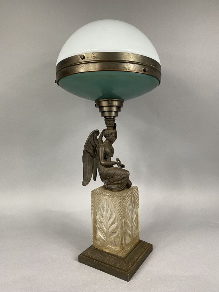 ILRIN - Lampe en régule patiné ornée d'une allégorie de la Paix posant sur un s…