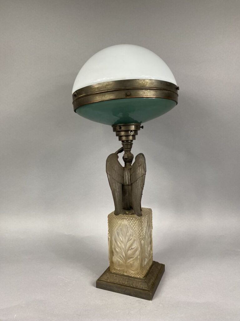 ILRIN - Lampe en régule patiné ornée d'une allégorie de la Paix posant sur un s…