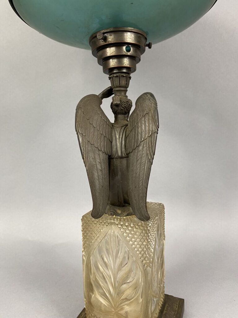 ILRIN - Lampe en régule patiné ornée d'une allégorie de la Paix posant sur un s…