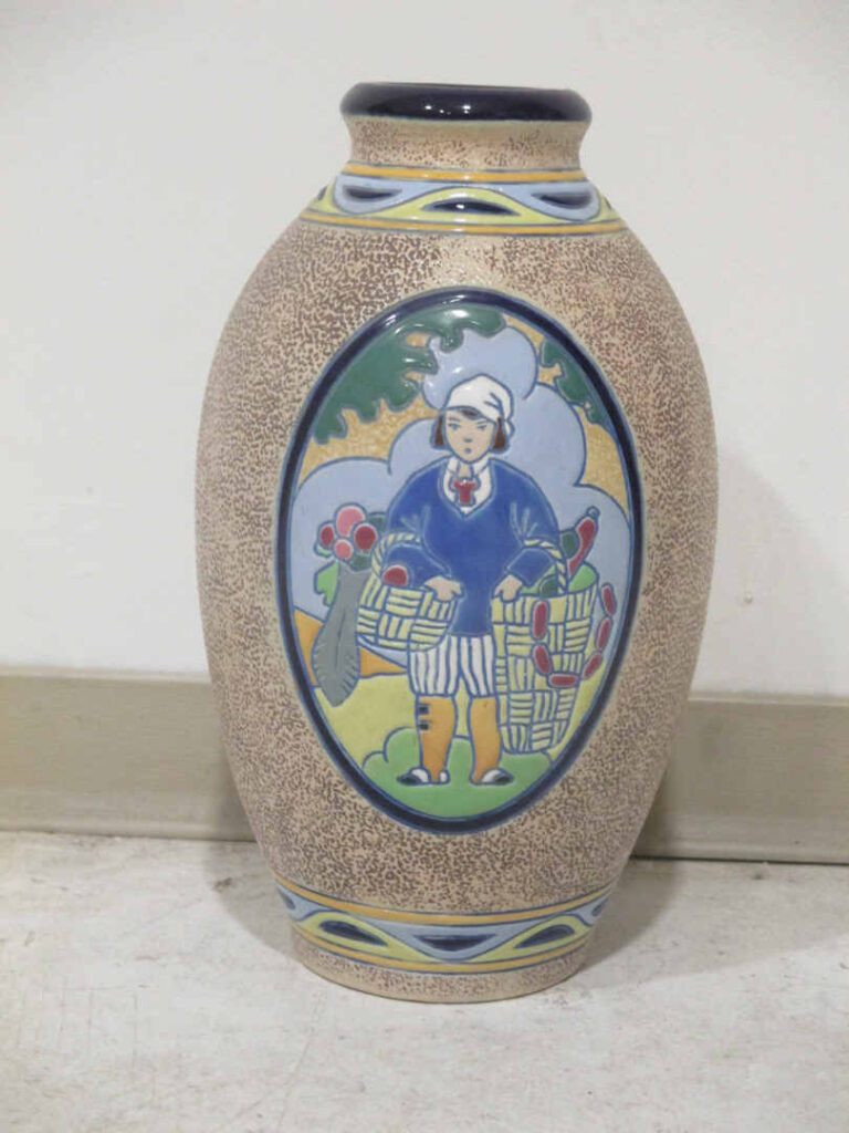 IMPERIAL AMPHORA - Vase en faïence de forme ovoïde à décor émaillé d'une paysan…