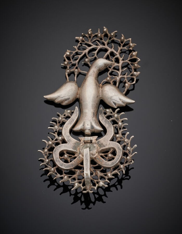 Important PENDENTIF « Saint Esprit » en argent (750‰) ajouré, orné de pierres b…