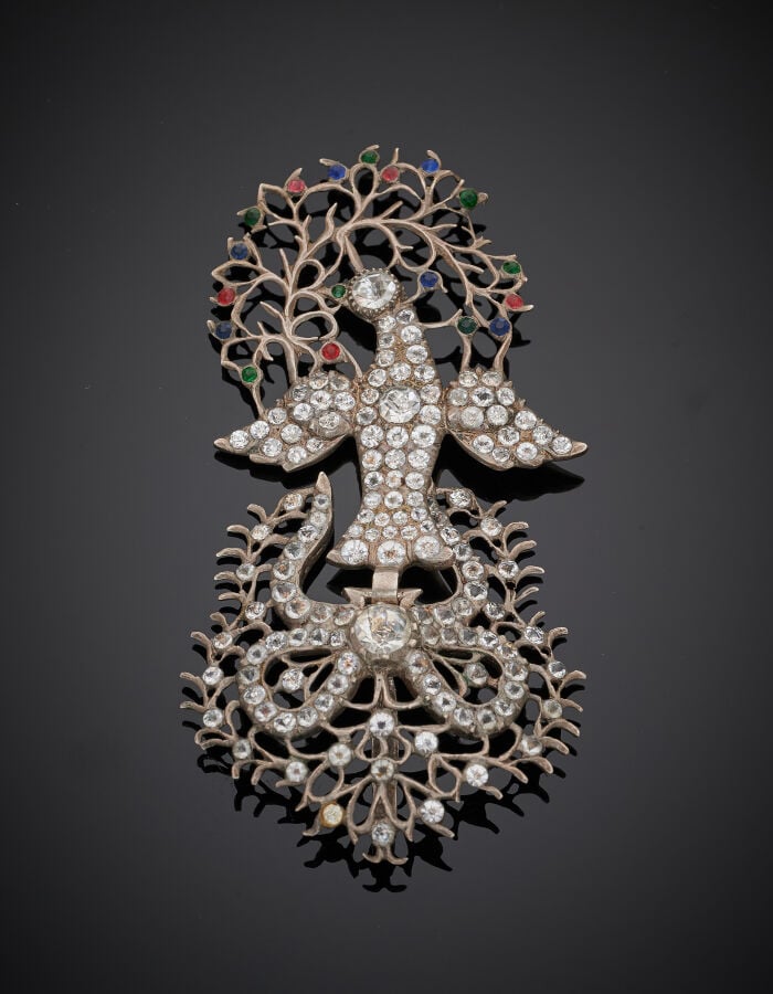 Important PENDENTIF « Saint Esprit » en argent (750‰) ajouré, orné de pierres b…